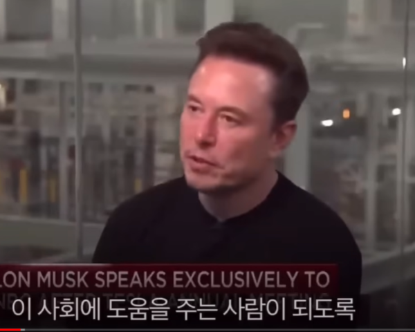 인터뷰를 하고 있는 일론 머스크