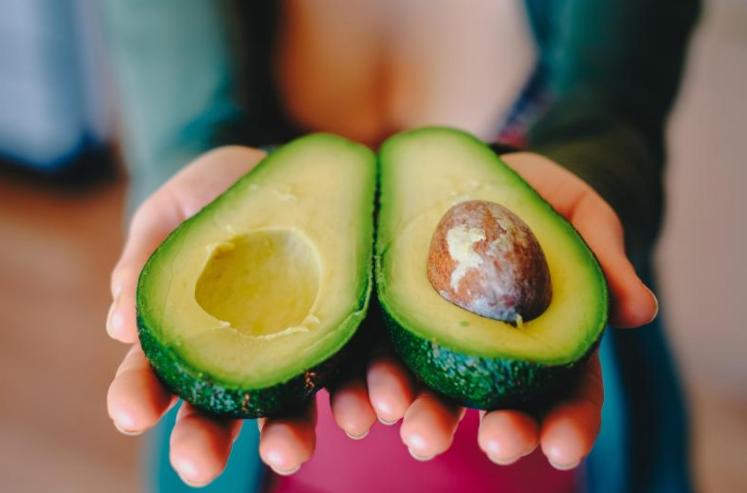 아보카도가 반으로 갈라진 모습