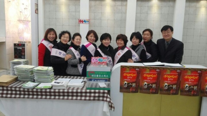 호스피스를 위한 음악회 행사에 참여한 새오름호스피스 봉사자들과 직원들이 단체로 환하게 웃으며 포즈를 취하고 있는 모습