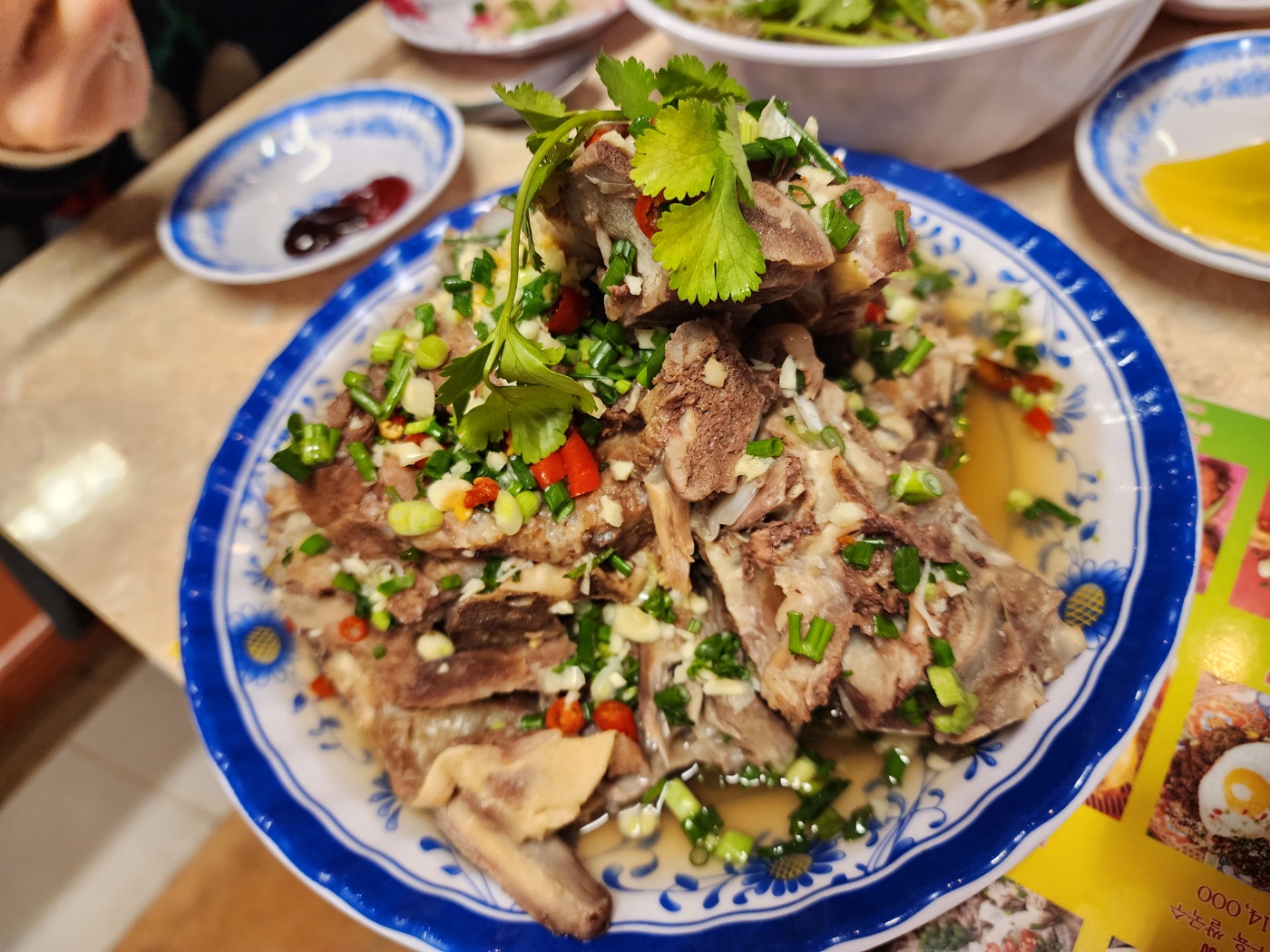 감자고기부위와 상큼 매콤한 국물과 고수가 올라가있는 랭쌥