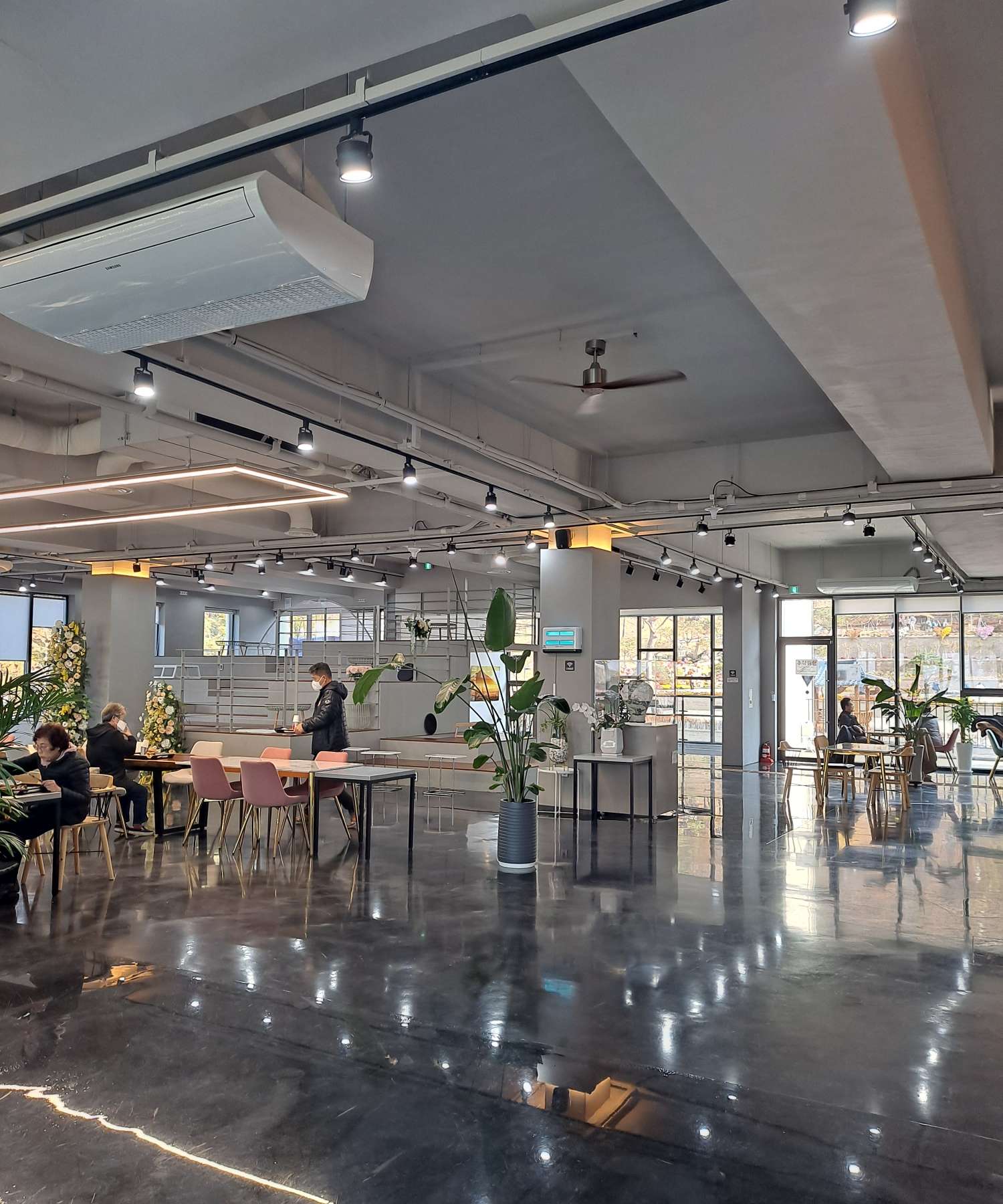 모노건물 3층 레스토랑 모습