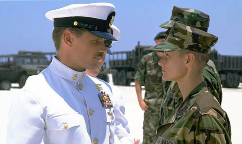 군복을 입은 제인이 얼게일과 마주보는 장면