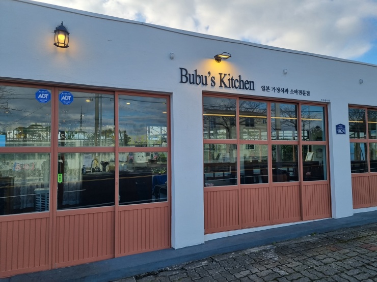 하얀색-벽-중간-중간에-멋진-조명