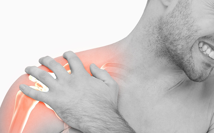 어깨가 아픈 남성 사진