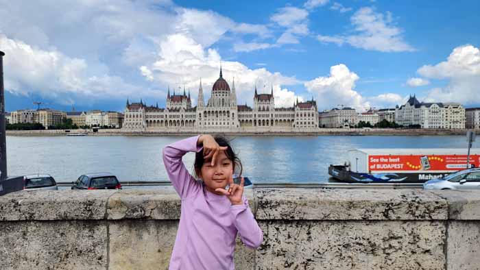 화창한 날 부다페스트 다뉴브 강 건너 국회의사당 전경