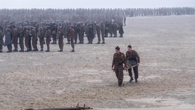 주인공 토미(핀 화이트헤드)와 깁슨(안뉴린 바나드)이 부상병을 옮기고 있다.