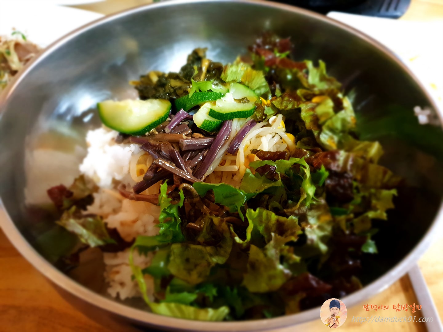 대접에 채소들 투하