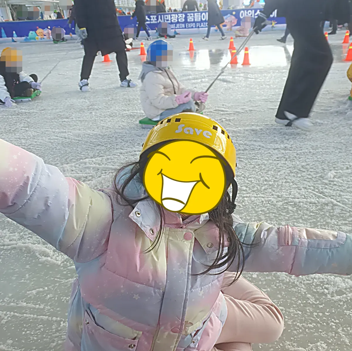 썰매를-끌어주는-부모님과-타는-아이들