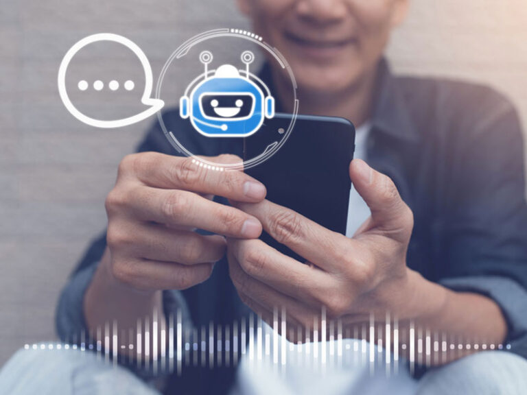 이미지 출처: Microsoft Bing 검색
AI 챗봇과 대화하는 스마트폰 화면을 보며 미소 짓는 중년 여성의 모습.