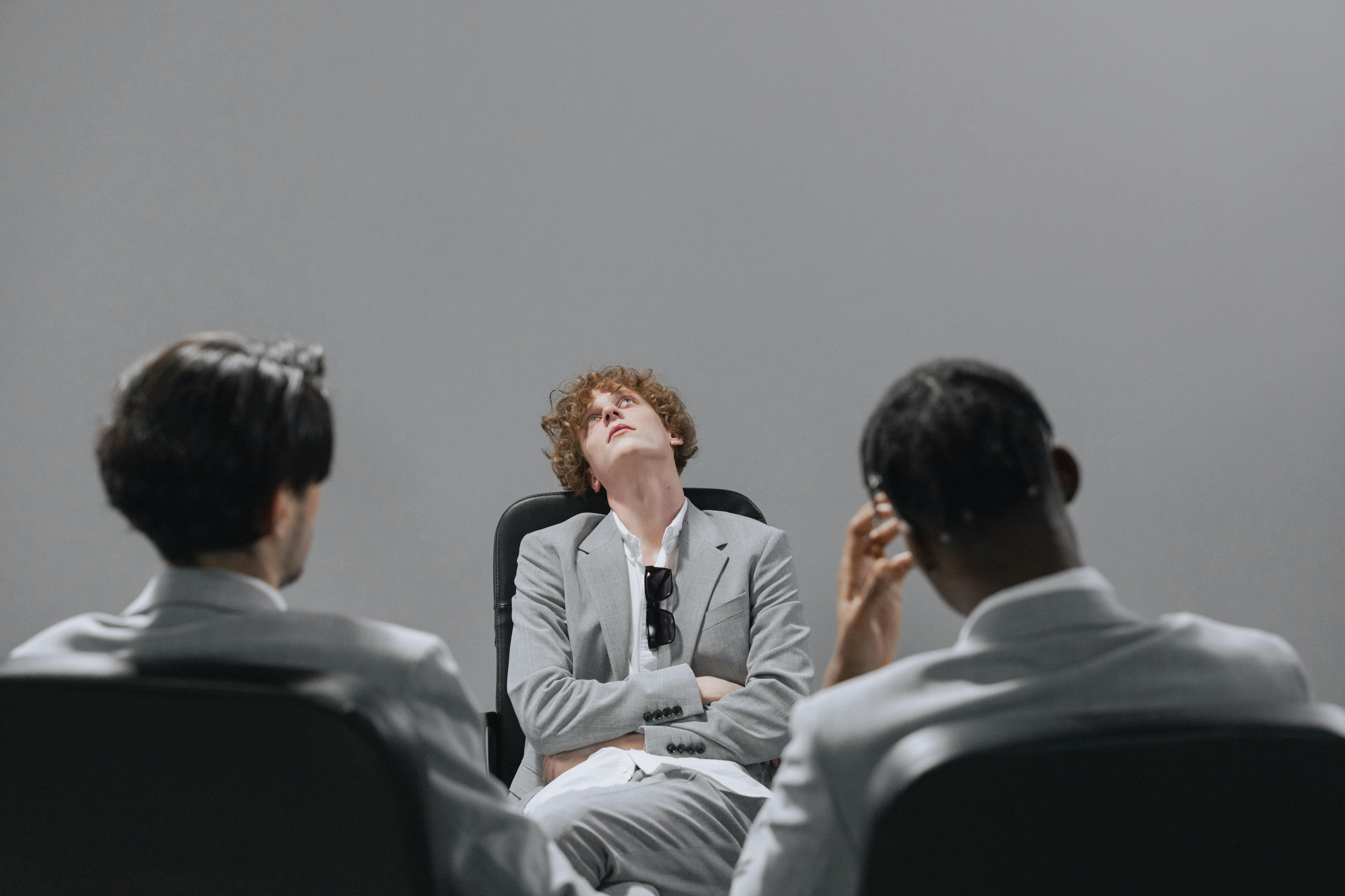 집단 속에서 반대 의견을 가진 사람이 표현하기 어려워하는 모습.