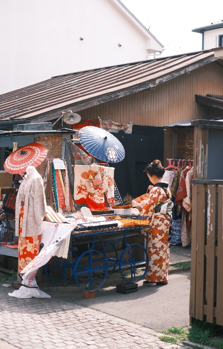 전통 일본 기모노 가게와 가와고에의 거리 풍경.