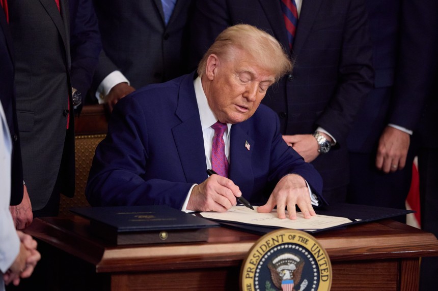 도널드 트럼프 미국 대통령이 6월 12일(현지시각) 미 워싱턴 DC 백악관에서 서명하고 있다.