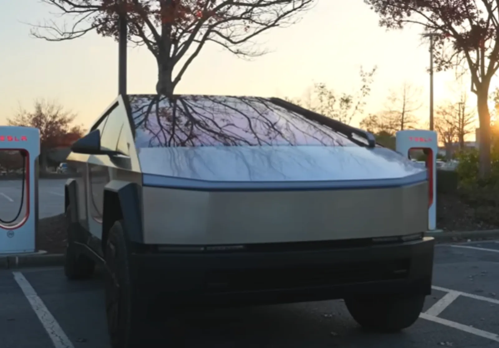 테슬라-사이버트럭-충전