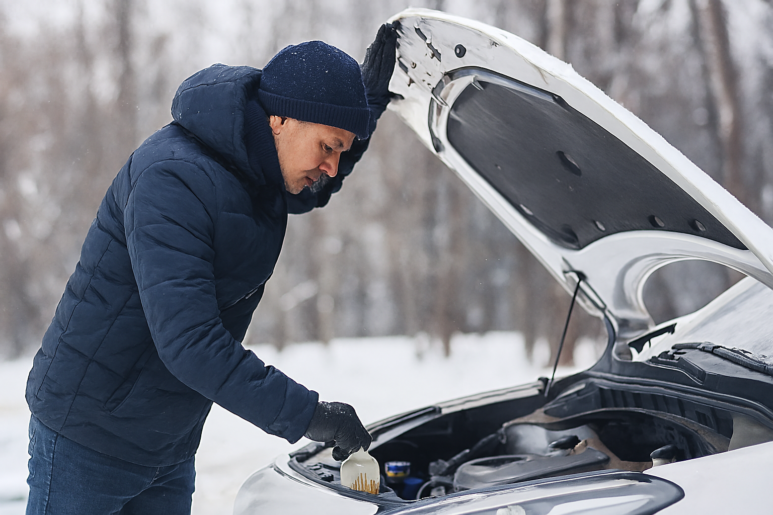 겨울철 차량 점검을 하는 모습의 이미지