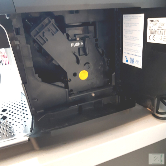 커피추출기 커버를 열고 추출기를 확인합니다.