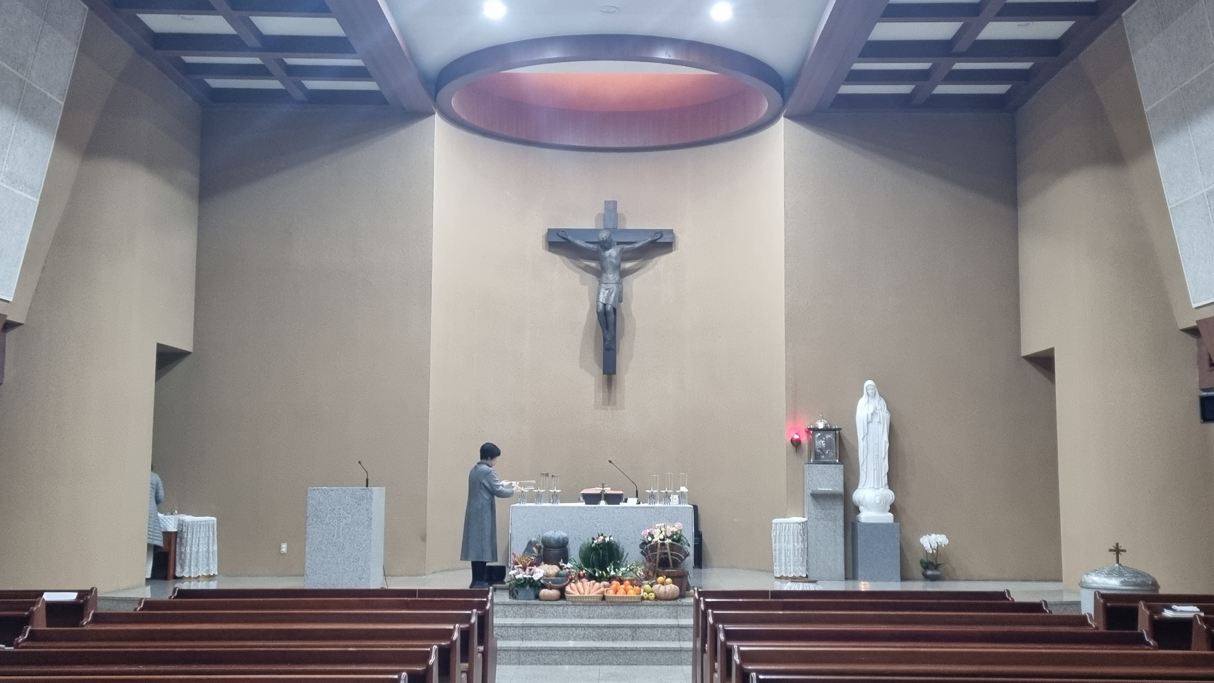 충주 봉당동성당 성전 안 제대, 제단, 십자고상, 감실, 세례대 사진