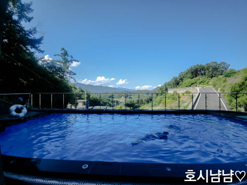 가평 파라365펜션 넓은 수영장 전경