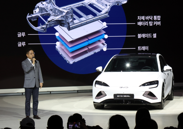 지난 3일 경기도 고양시 킨텍스에서 열린 2025 서울모빌리티쇼에서 BYD 씰이 공개되고 있다.