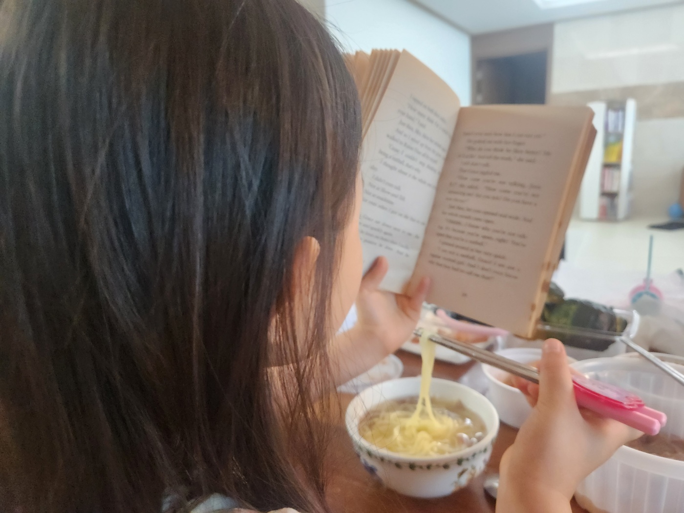 식사하면서 독서하는 딸