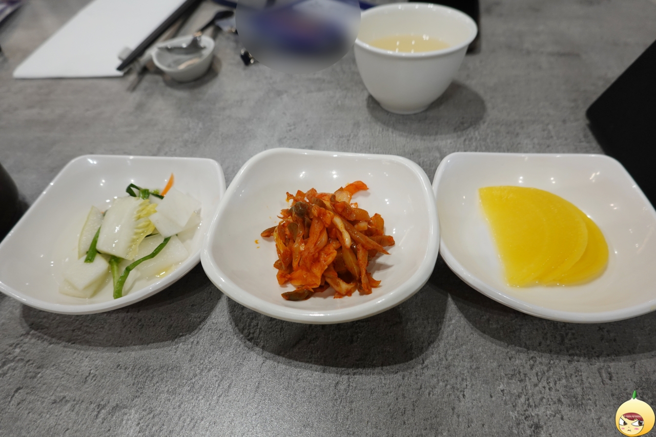 기본찬은 백김치, 자차이무침 그리고 단무지