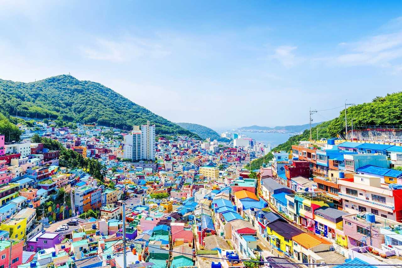 봄 바다를 수놓는 축제로 가득한 바다의 도시