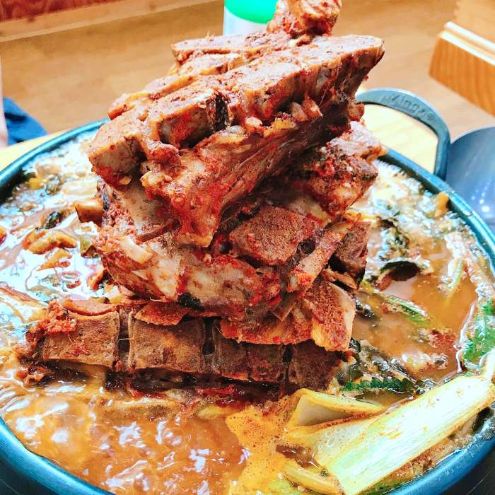 생방송투데이 인천 소래포구 높이만 25cm 산더미 뼈탑 감자탕 맛집