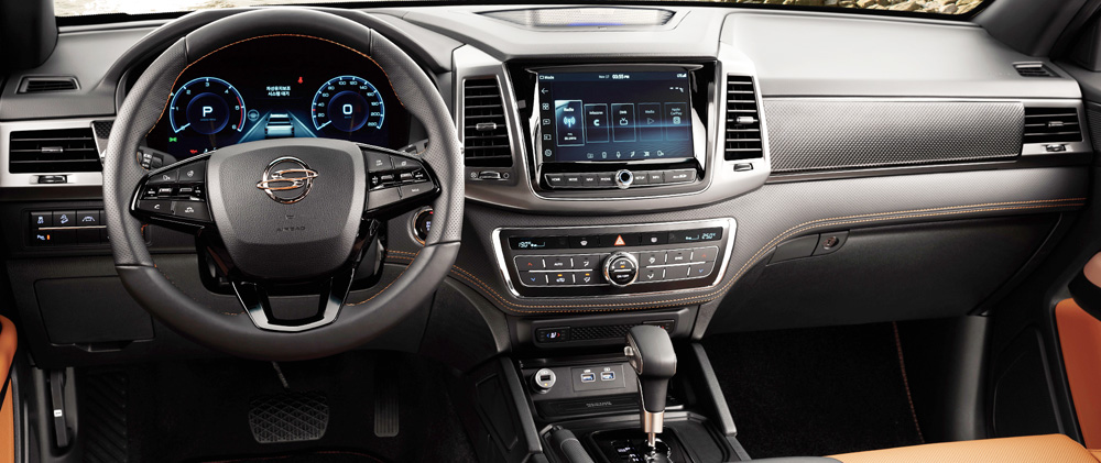 렉스턴 스포츠 칸 실내 운전석 및 내비게이션