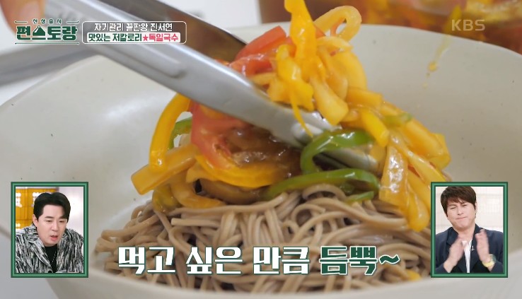 메밀면-위에-절인-채소를-올린다
