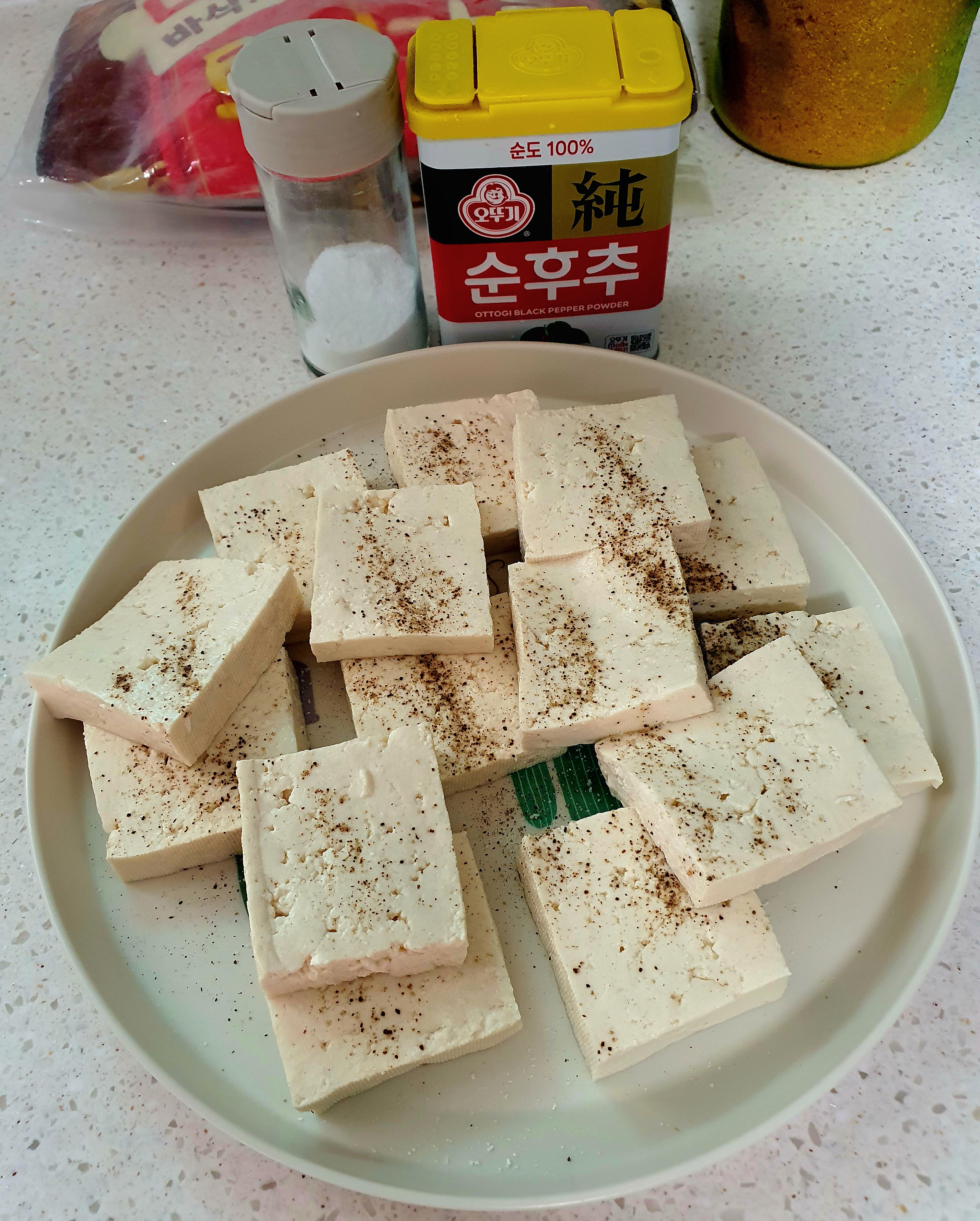소금-후추로-두부-간을-맞춰-줍니다.