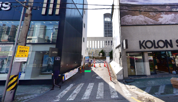 구미역 주차타워 입구