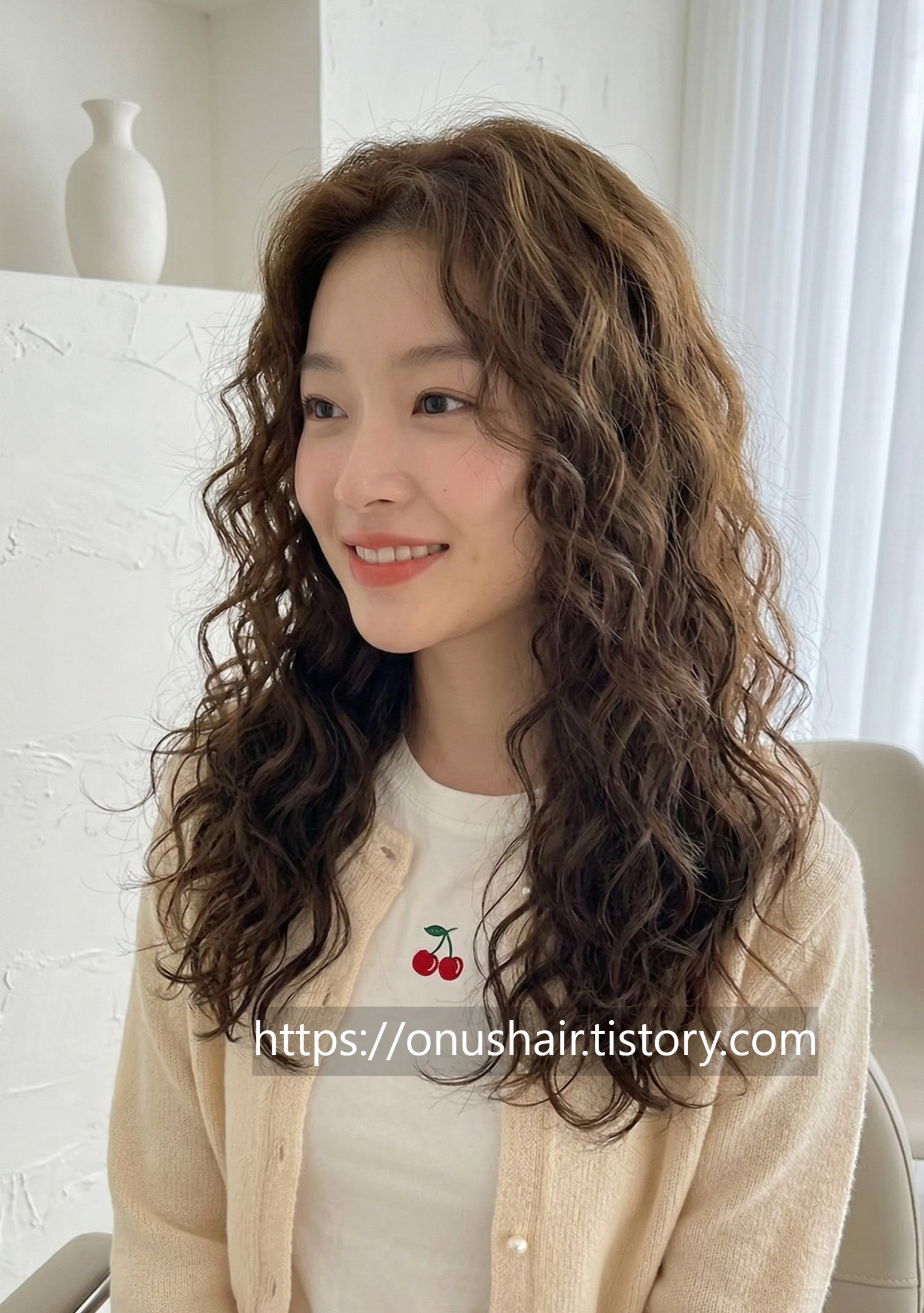 천안 미용실 온앤어스헤어에서 시술받은 히피펌, 컬크림으로 손질된 사진