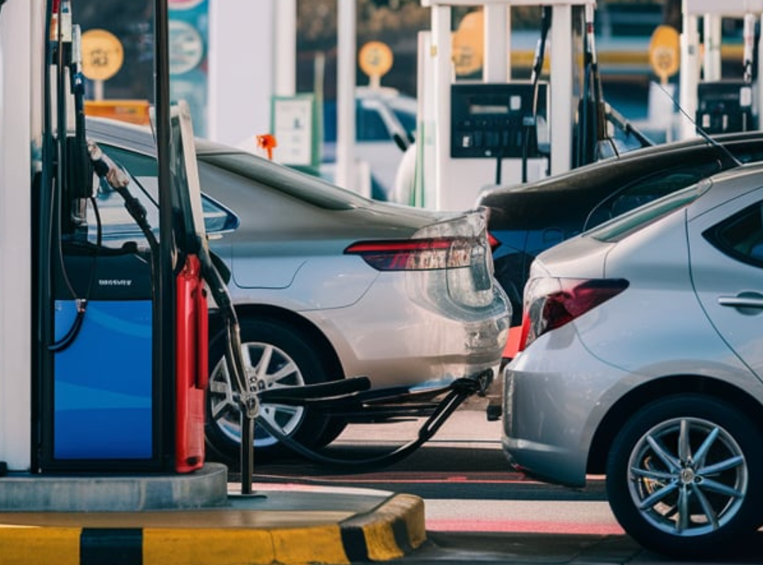 주유하는 차량 이미지