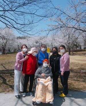 간호사와 환자가 함께하는 따뜻한 장면