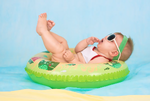 손 빠는 습관의 아이