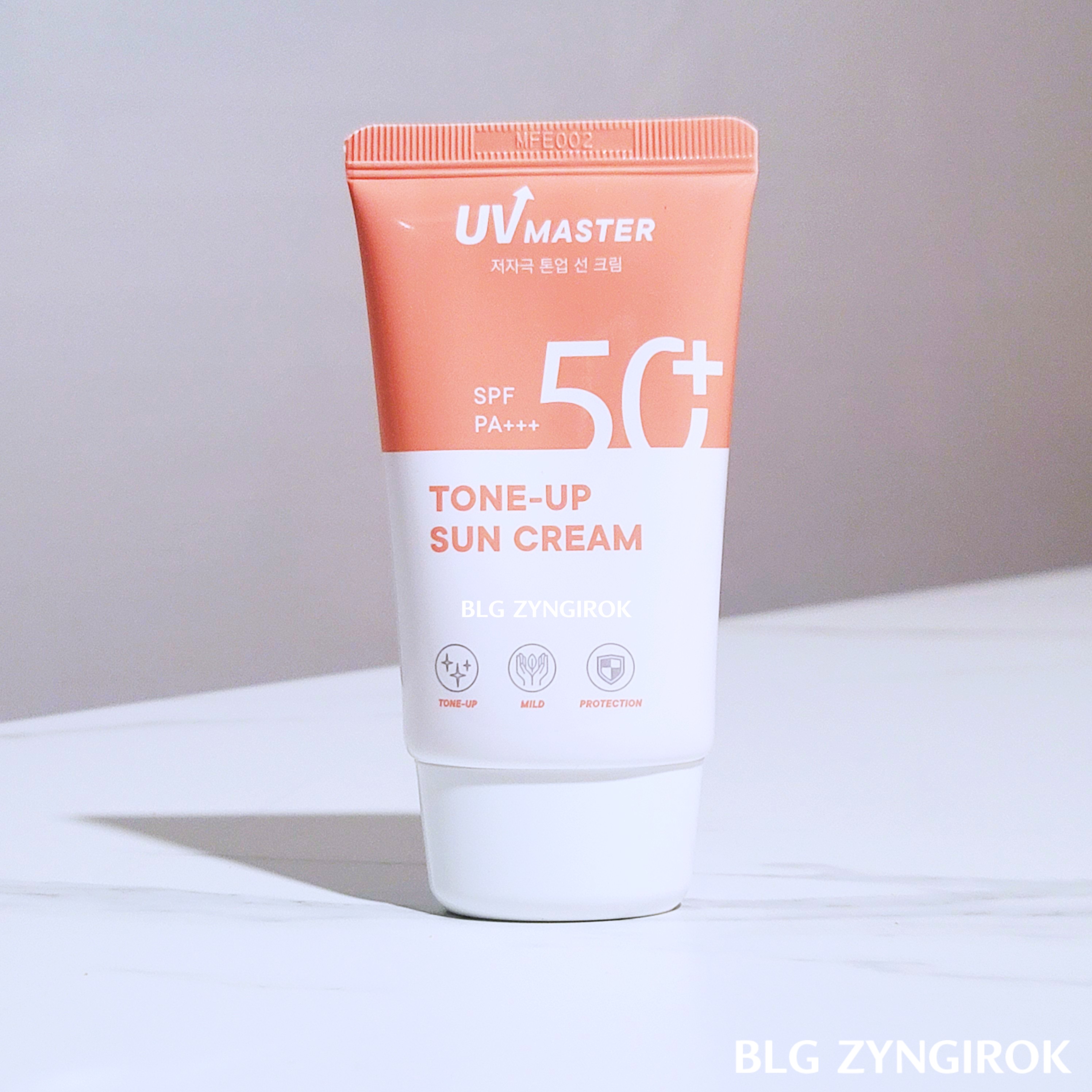 토니모리-톤-업-선크림-제품이-테이블-위에-놓여있다.