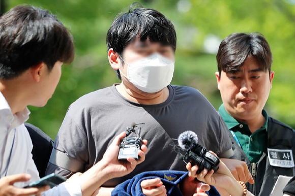 서울지하철 4호선 혜화역에서 흉기를 휘두르겠다는 예고 글을 올렸다가 삭제한 외국인이 협박 혐의에 대해 무죄를 선고받았다. 사진은 혜화역 살인 예고 글을 올린 30대 왕모 씨가 7일 서울 서초구 서울중앙지방법원에서 열린 영장실질심사에 출석하고 있는 모습. [사진=뉴시스]