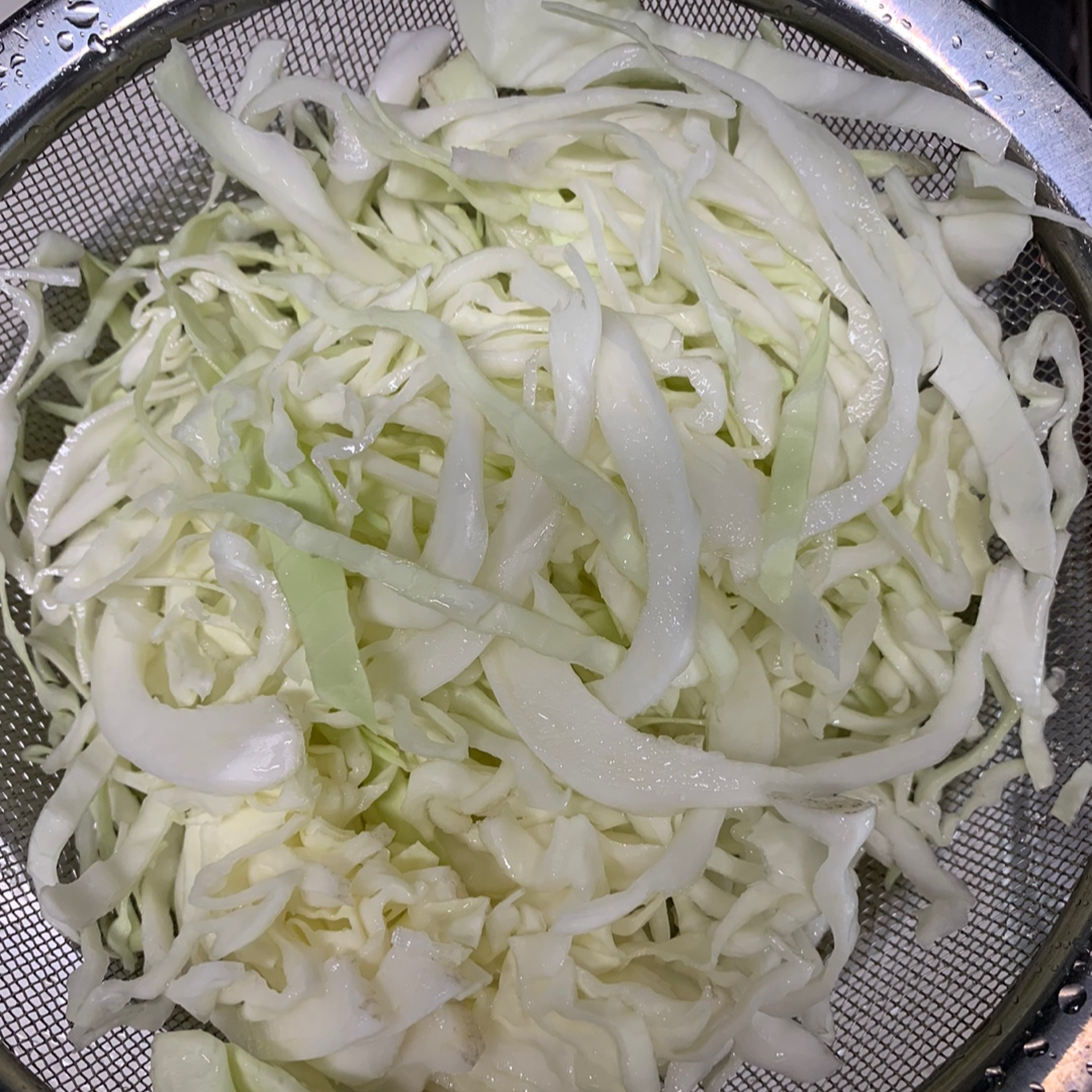 채썬 양배추 씻기