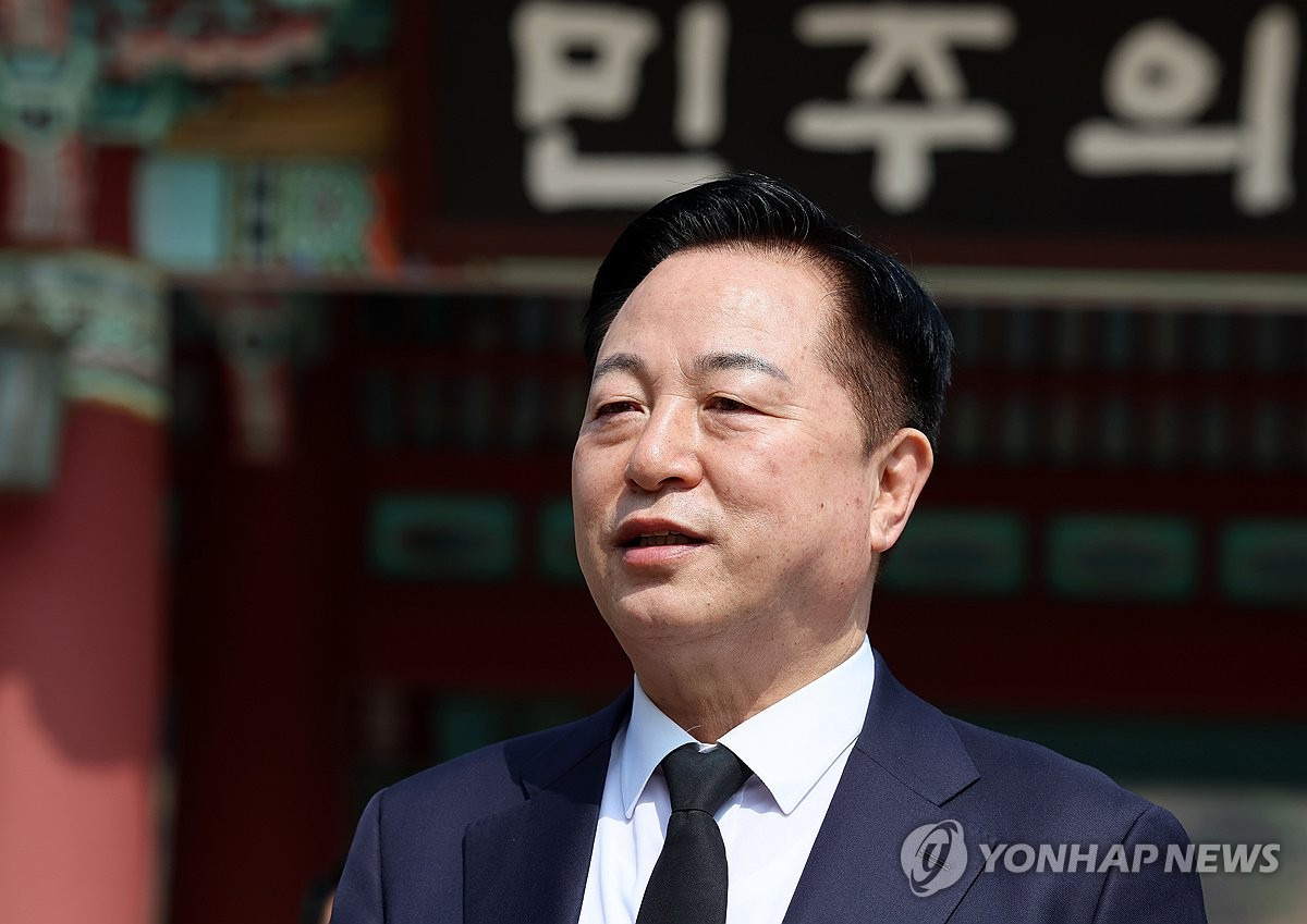 광주 찾은 김두관 전 의원
(광주=연합뉴스) 조남수 기자 = 대선 출마를 선언한 더불어민주당 김두관 전 의원이 8일 오전 광주 북구 국립5·18민주묘지에서 참배를 마치고 발언하고 있다. 2025.4.8 iso64@yna.co.kr