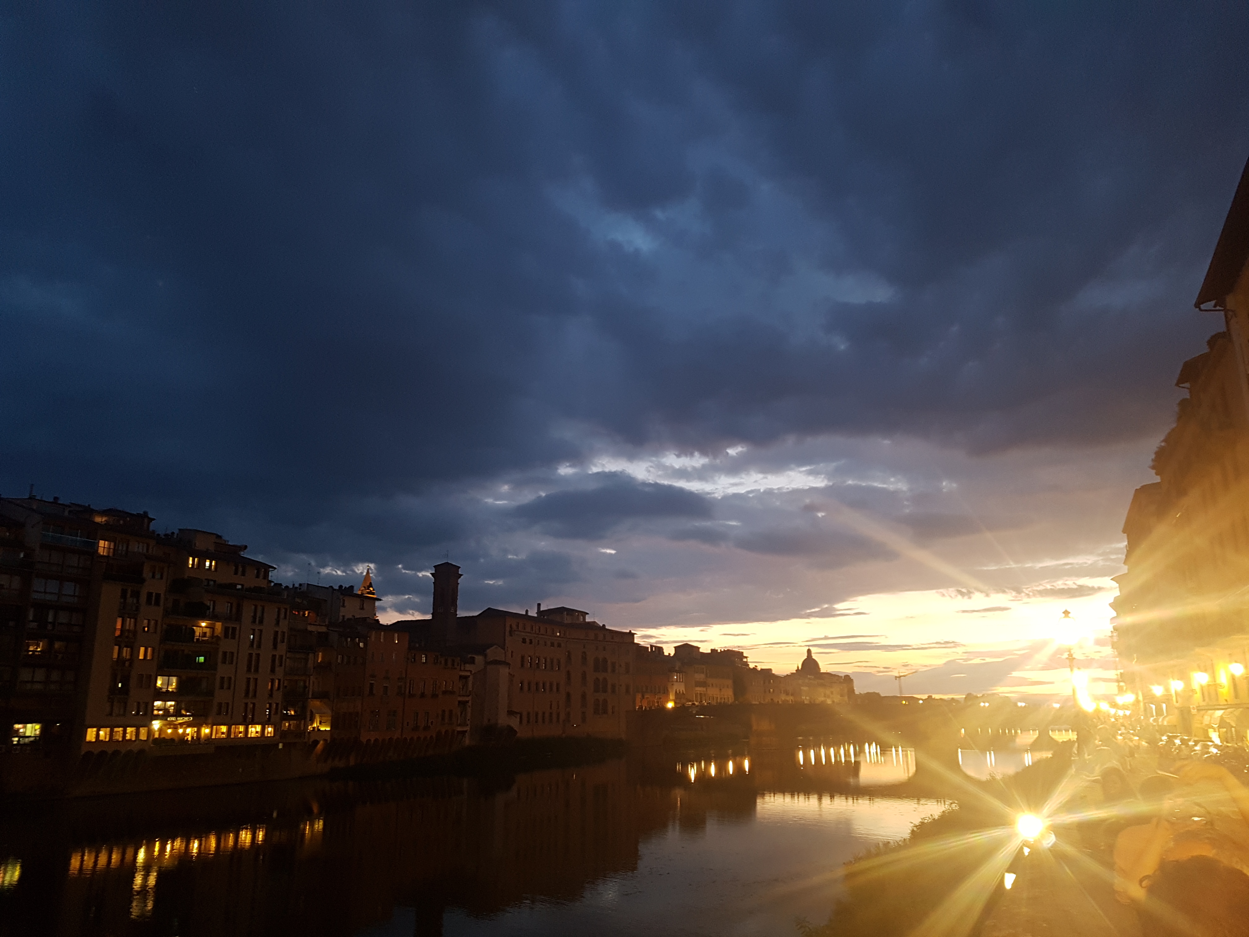 피렌체 아르노강에 내려앉은 노을, 고요한 강물에 비친 황금빛 저녁