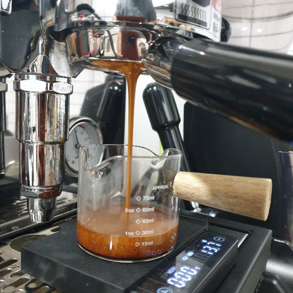 코르타도(Cortado) 레시피: 스페인 커피의 매력 알아보기_에스프레소 추출