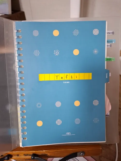 땋은 머리의 위치와 에너지를 느끼며 미래 시나리오를 형성하는 과정을 요약 정리한 수첩 기록 (A handwritten note in a planner summarizing the process of forming future scenarios while sensing the position and energy of the plait)