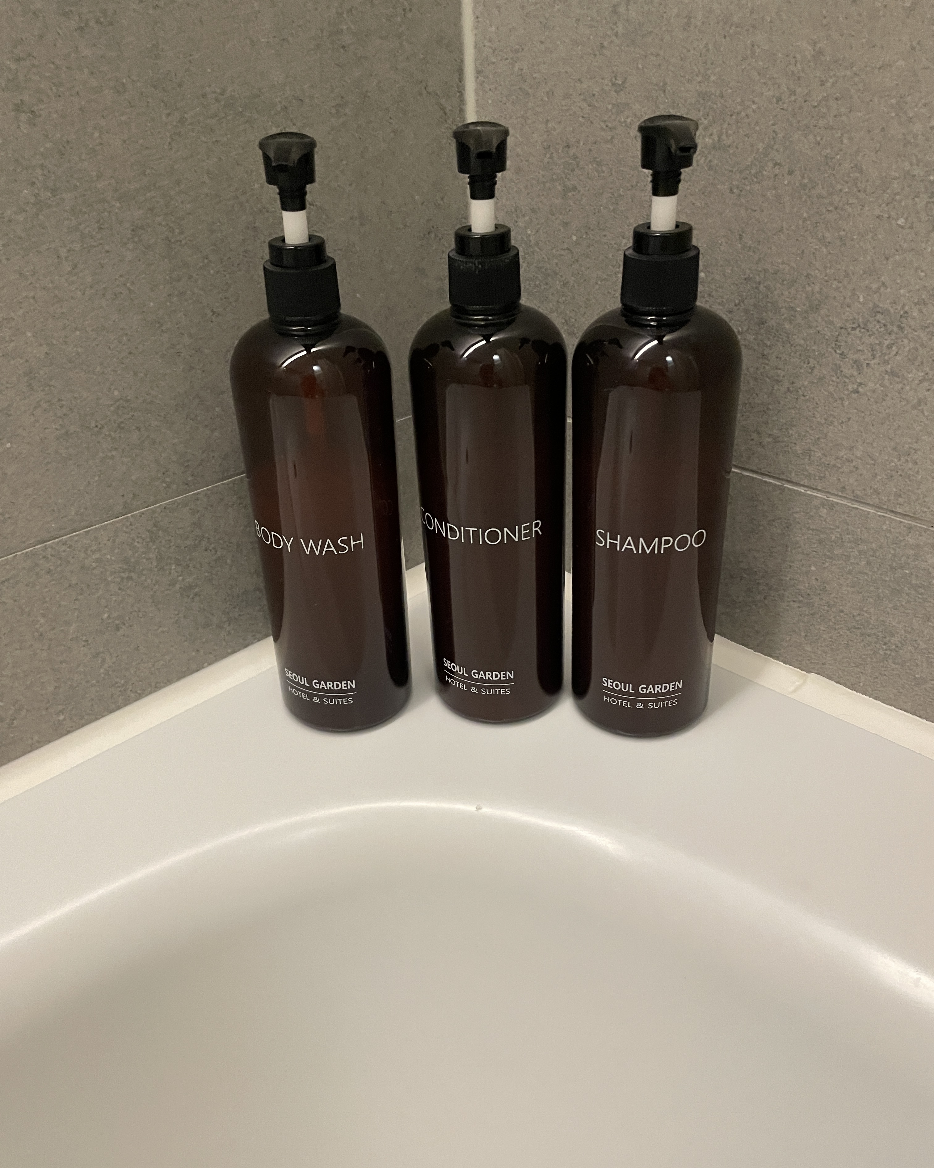 기본 제공되는 다회용 바디워시, 컨디셔너, 샴푸