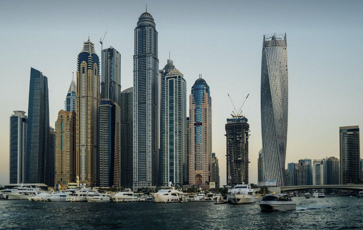 중동 웅장한 빌딩의 도시 풍경