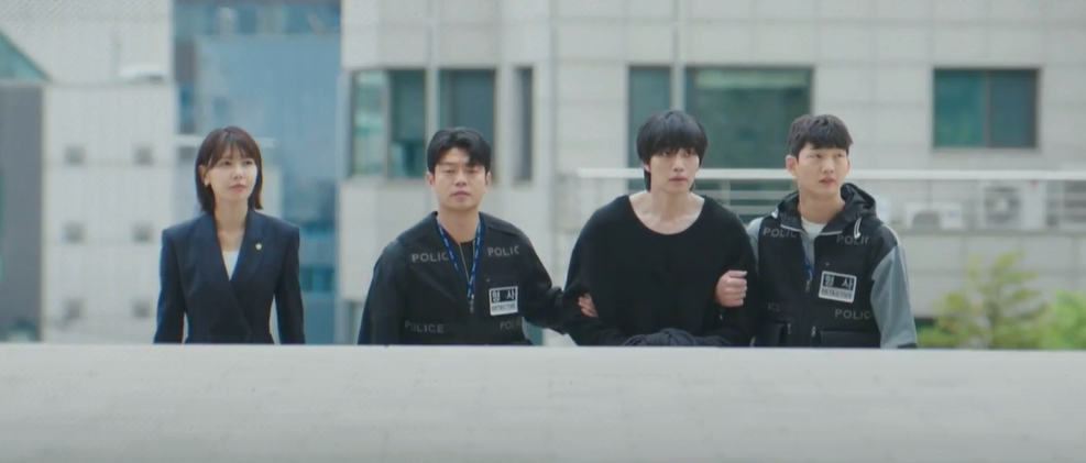 아이돌아이 1화 경찰에 현장 체포당하는 라익과 변호를 위해 옆을 지키는 세나