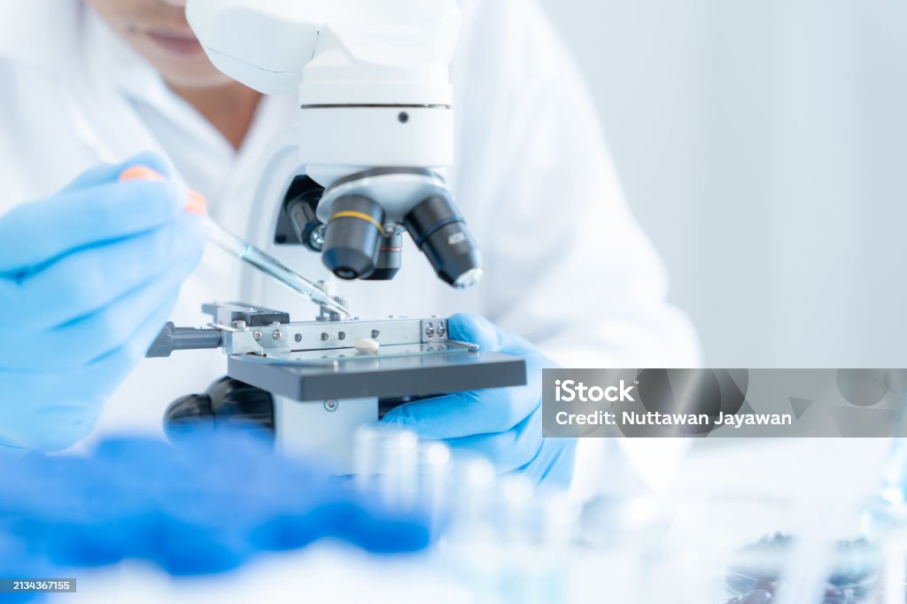 생명공학적으로 실험하고 사고하는 모습의 사진으로, 인턴십 과정에서 배우게 될 모습과 관련된 사진