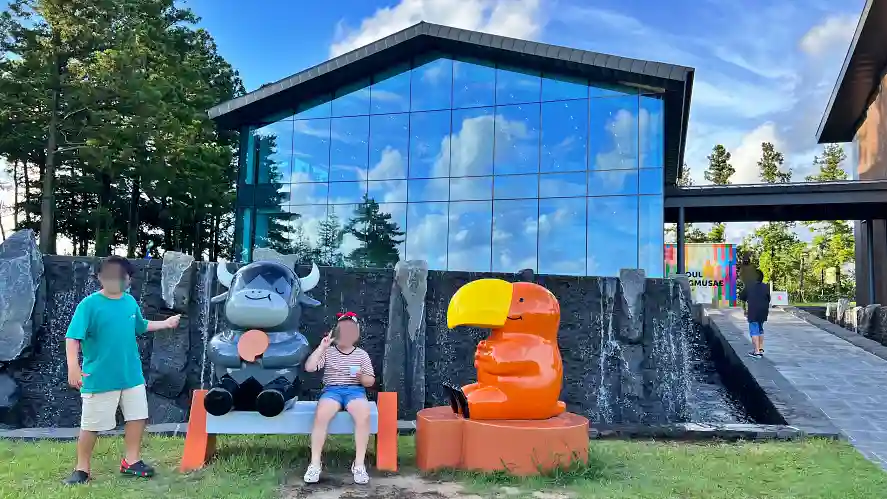 매장 앞에서 반겨주는 서울 앵무새