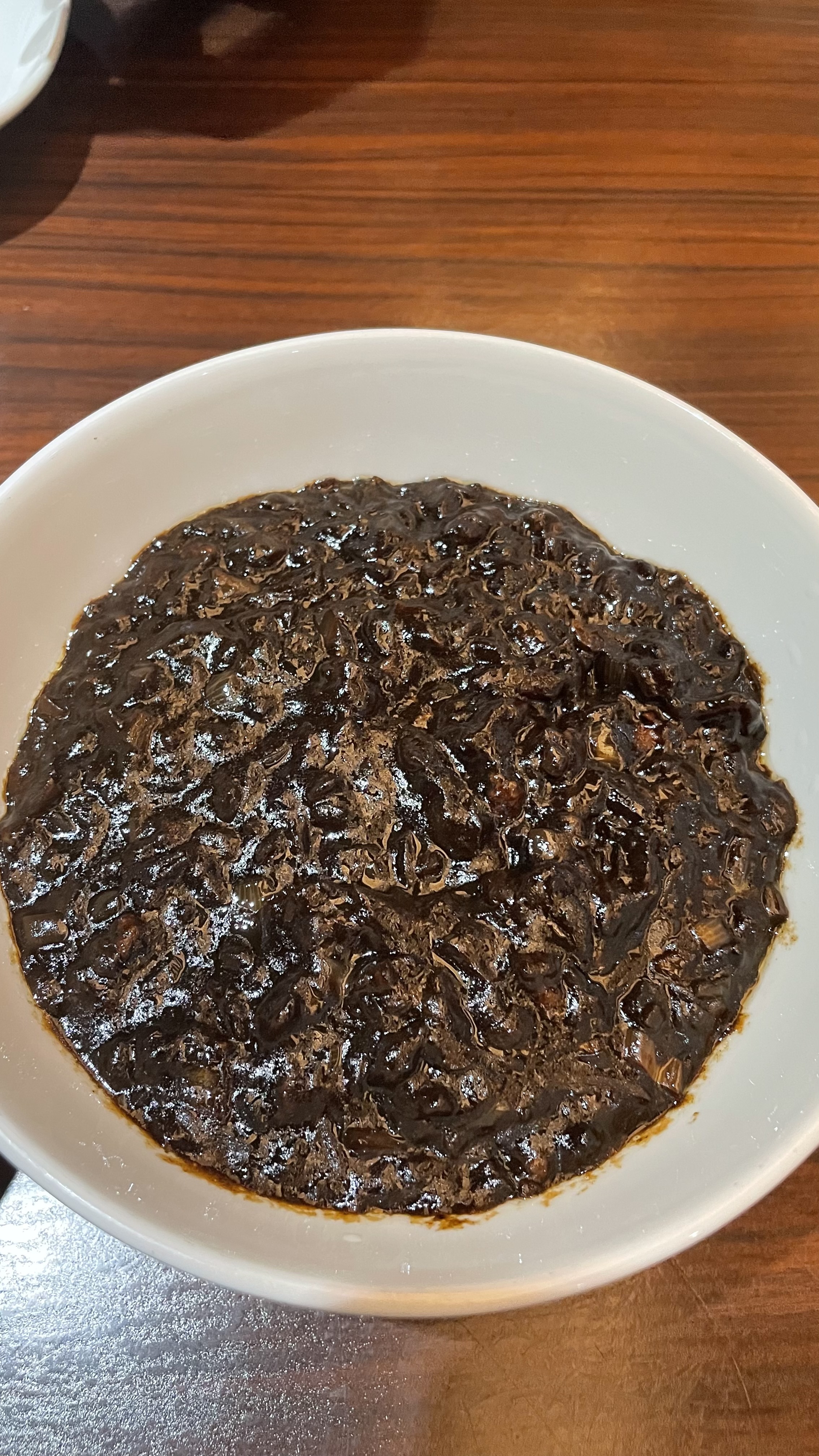 잘게 다져져있는 채소들과 꾸덕한 소스 그리고 면