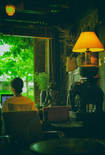 카페에서 노트북하는 젊은 여성