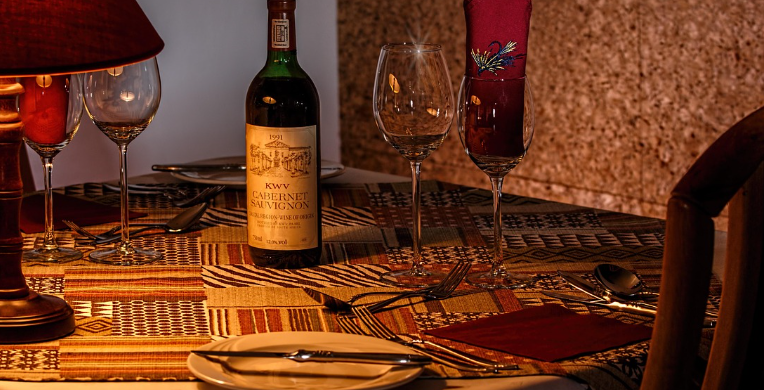 한 끼 밥값으로 10만원 넘게 사용해야 하는 외식 시진