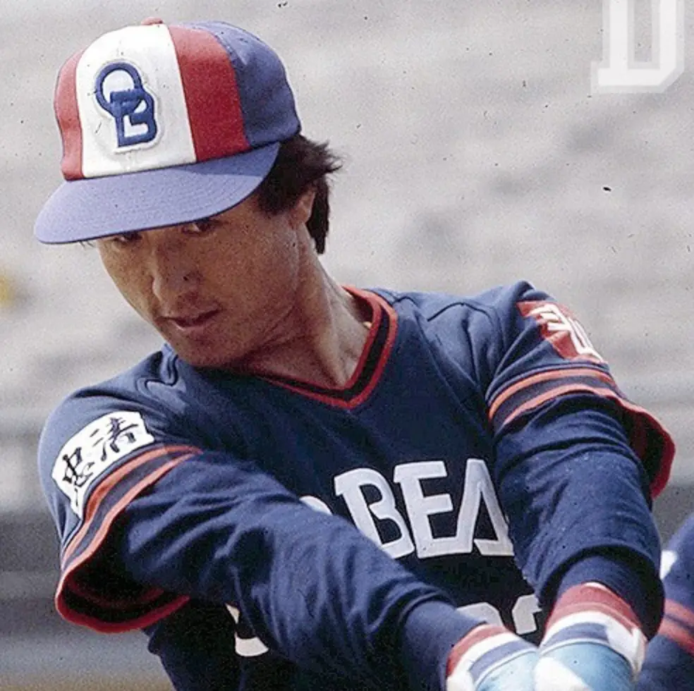 파란 OB베어스 유니폼을 입고 방망이를 휘두르는 김경문